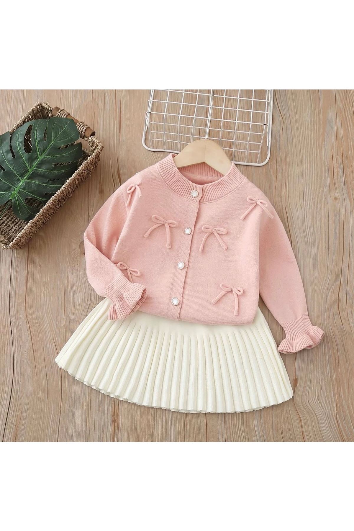 طفل بنت شتوية تنورة و بلوز