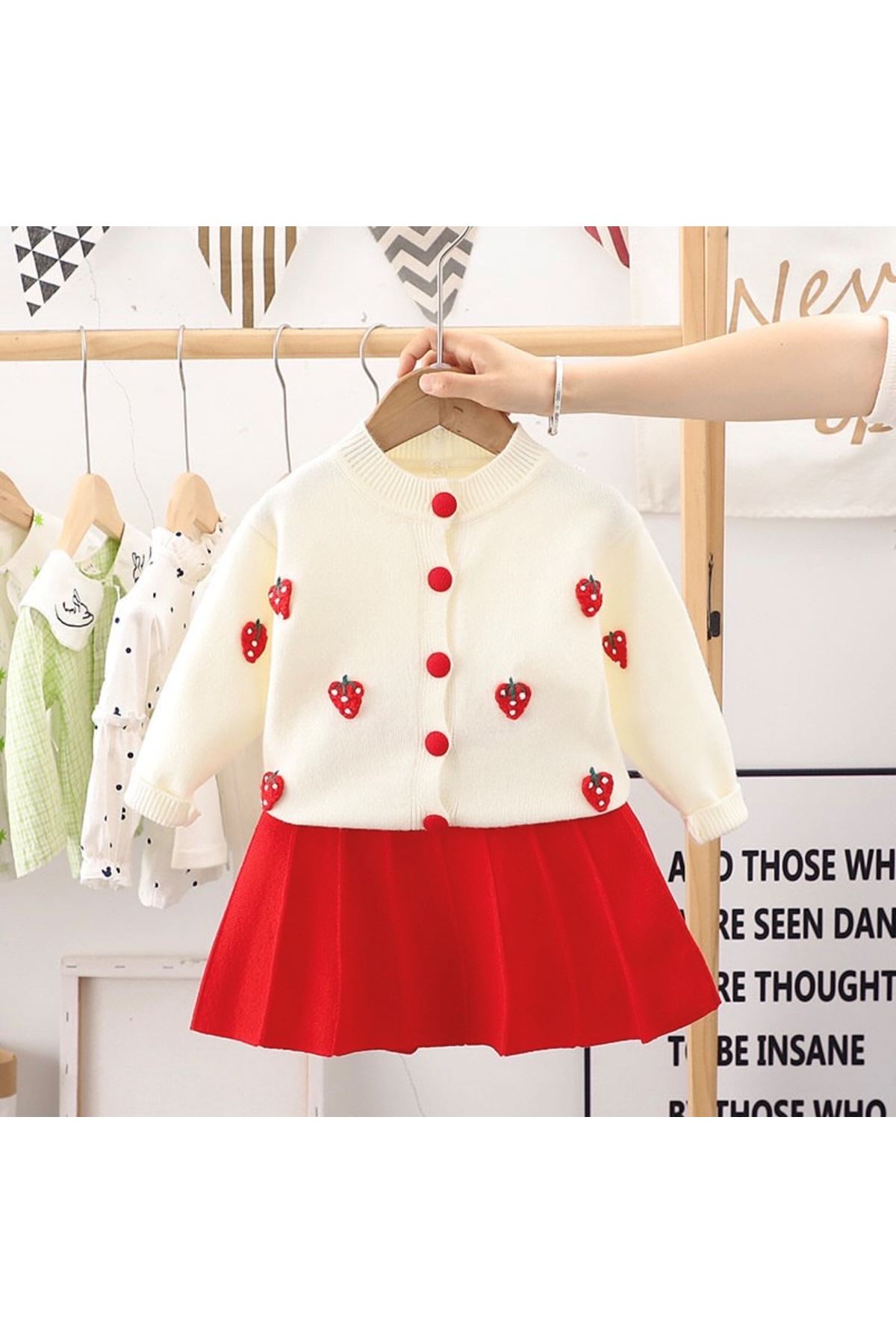 طفل بنت شتوية تنورة و قميص 