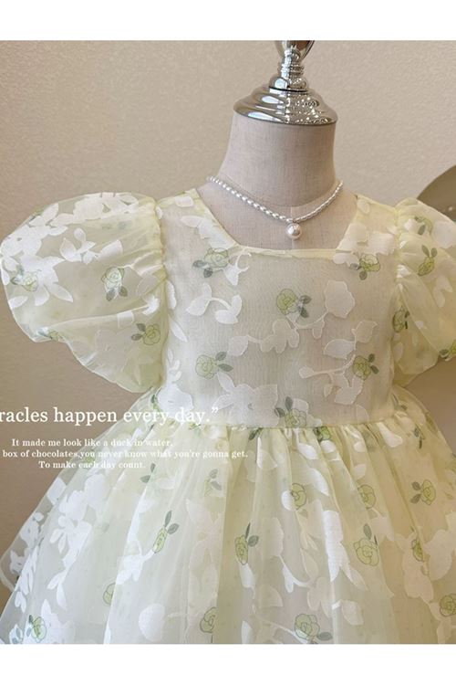 طفل بنت صيفية فستان