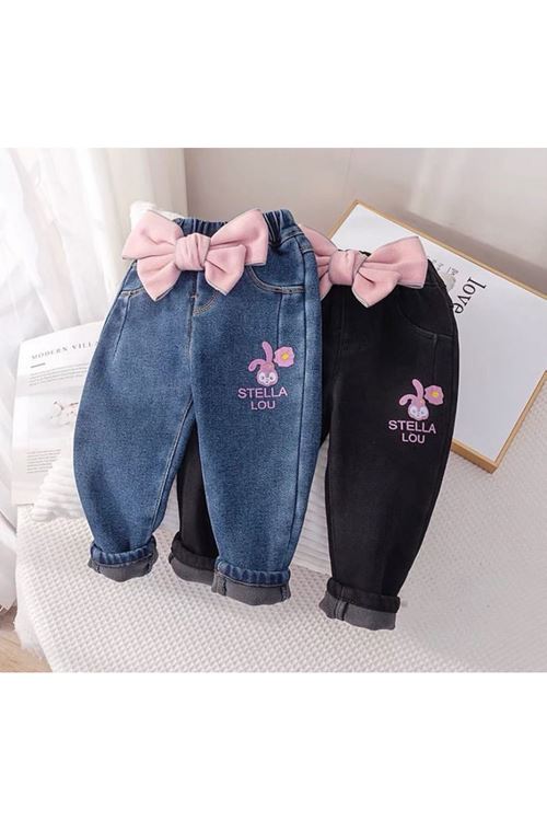 الطفل بنت الشتوية بنطلون