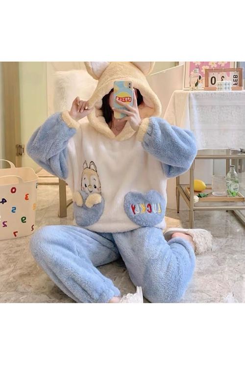 الملابس النسائية الشتوية التراك