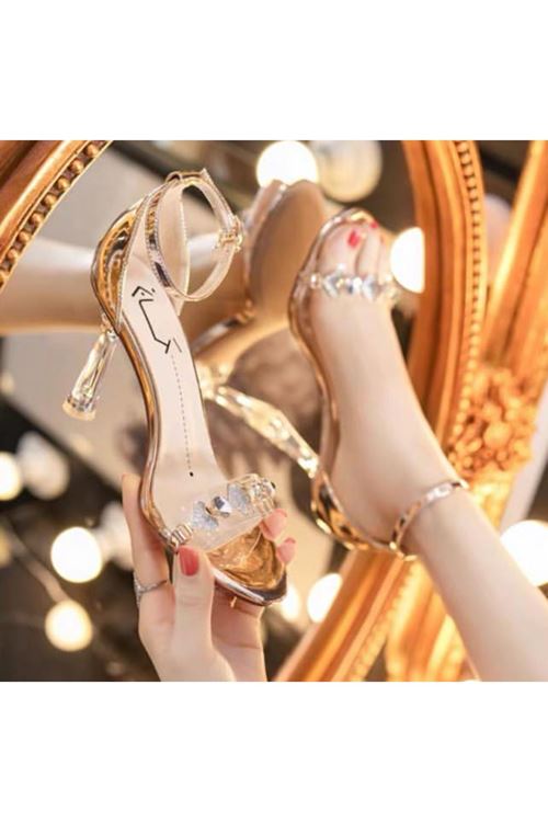 ‎الأحذية النسائية  الصيفية  كعب