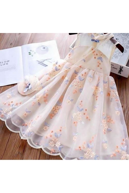 طفل بنت صيفية فستان