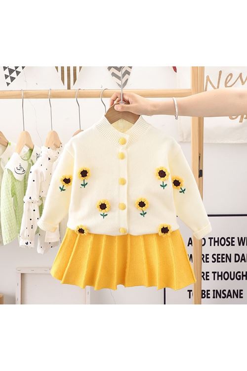 طفل بنت شتوية تنورة و قميص 