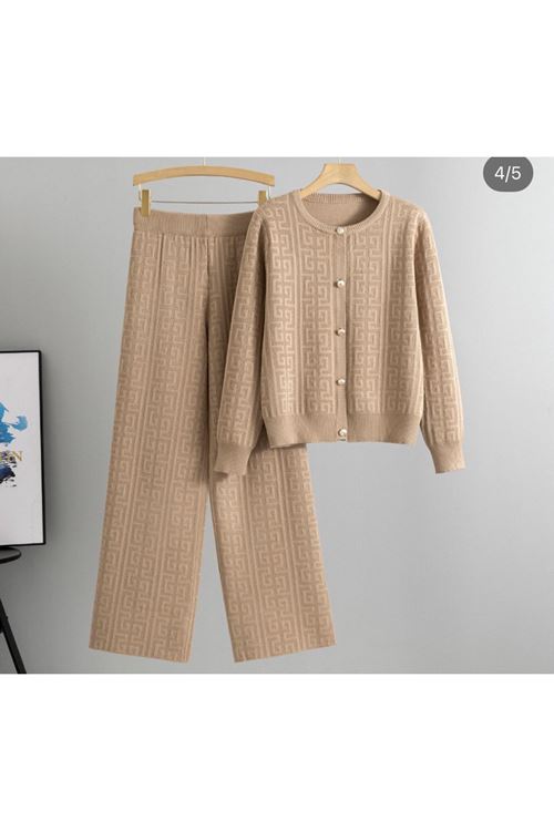 ملابس نسائية شتوية قاط