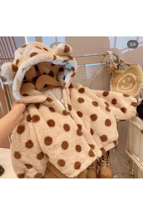 طفل بنت شتوية جاكيت